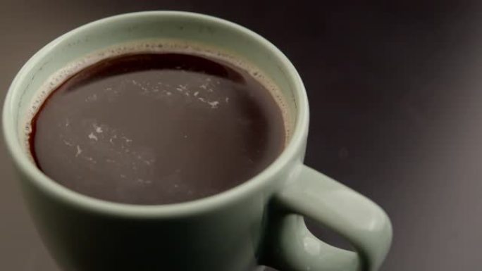 将糖放入黑咖啡中咖啡加糖加班提神解困