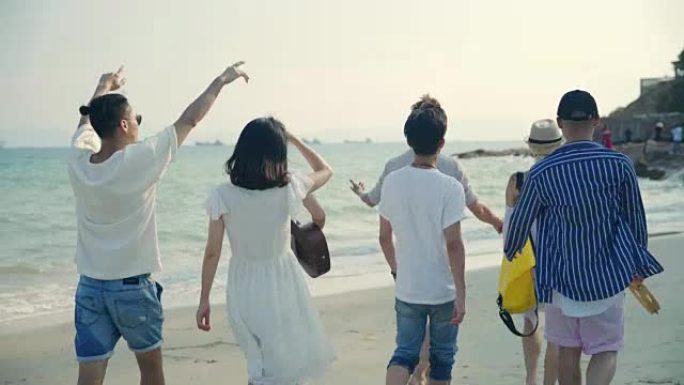 年轻的亚洲成年人在海滩上散步