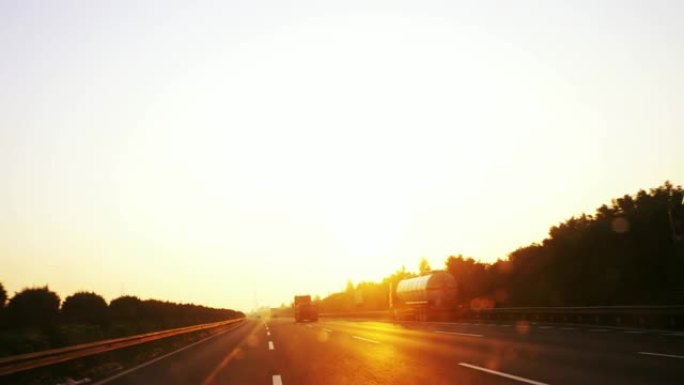 日出在高速公路上行驶