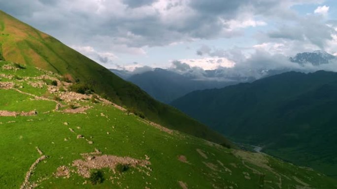 从无人机上可以看到美丽的山景。