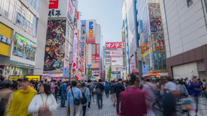 4k分辨率缩小时间推移在秋叶原拥挤的人与广告牌广告东京市，日本解决时间推移拥挤的人涩谷穿越东京市，日