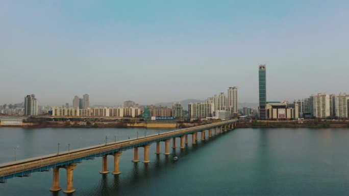首尔市中心城市天际线，韩国首尔市汉江和蚕室铁路桥鸟瞰图