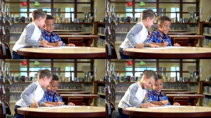 两个男孩在图书馆学习