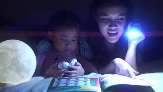 姐姐在睡前给年轻人读故事