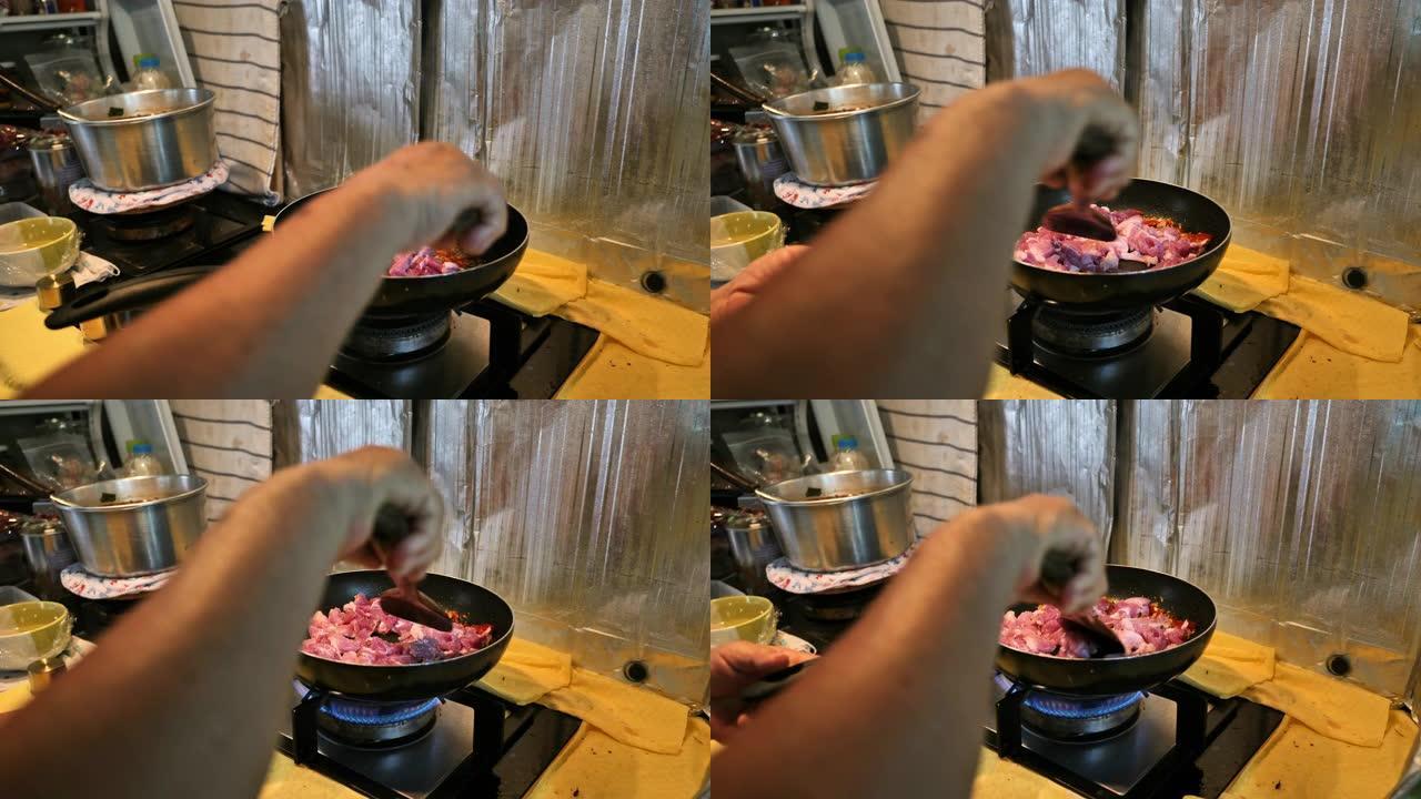 家庭烹饪: 一名高级妇女在厨房里烹饪泰国菜