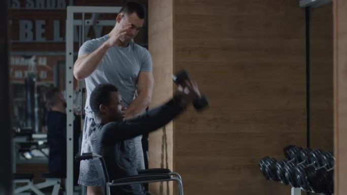 轮椅男子在健身房举重