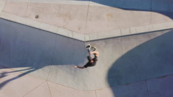 男子在滑板场滑板的鸟瞰图