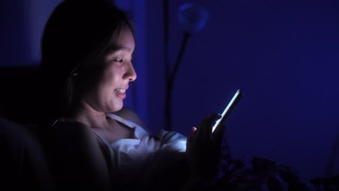 晚上在床上使用智能手机
