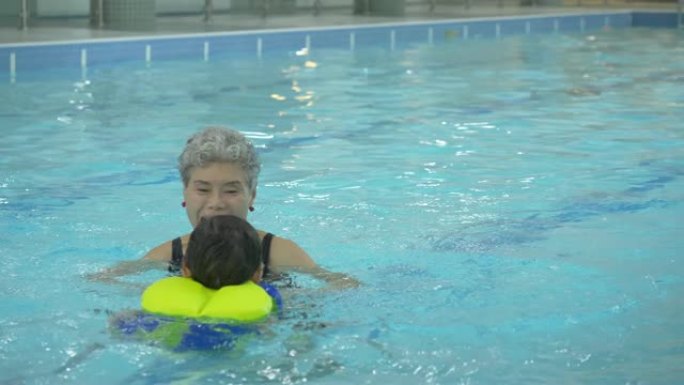 孙子和奶奶一起游泳