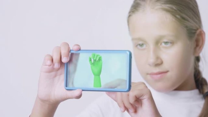 女孩按未来用户界面概念透明屏幕。