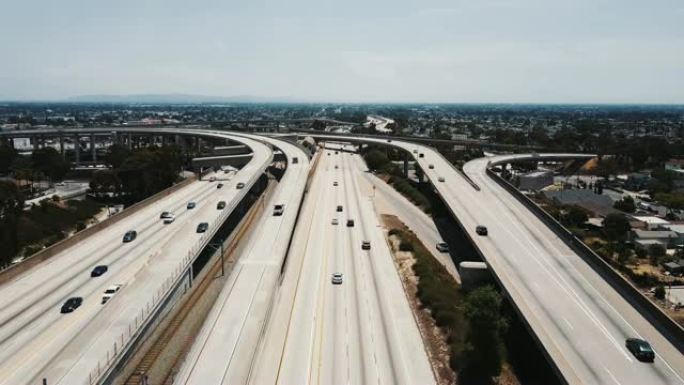 无人机接近大型高速公路交叉路口，汽车通过多层天桥，桥梁和路口行驶。
