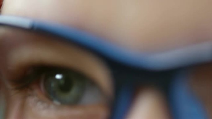 小学生戴上眼镜眼睫毛眼科广告散光
