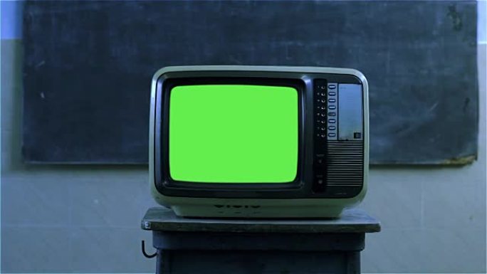一所学校的80年代绿屏电视。夜色。