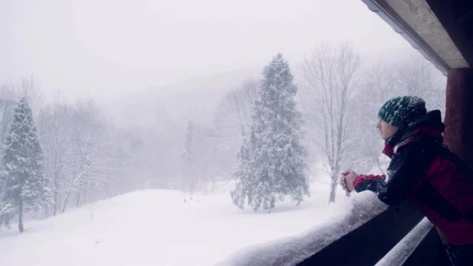 独自在山里。为冬季旅行做准备。庇护所