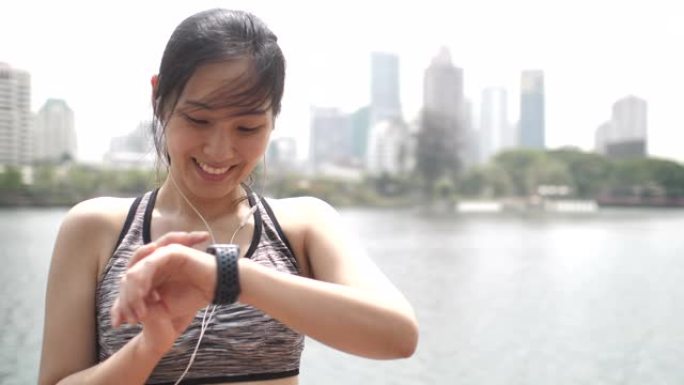 亚洲女性在城市锻炼使用智能手表