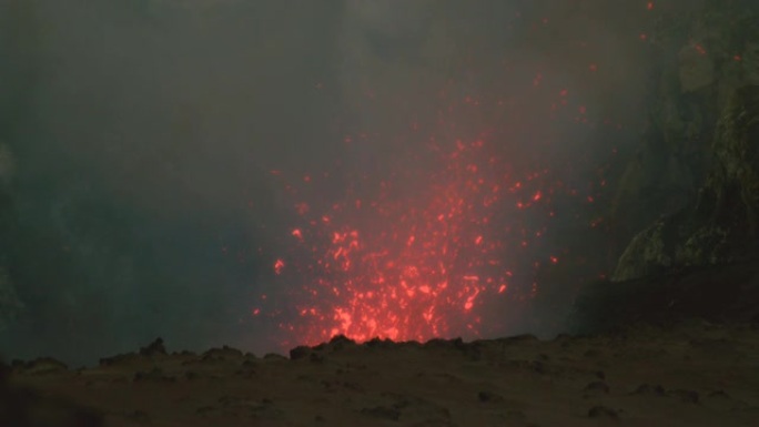 超慢动作: 西西里岛的活火山散发出浓烟和热岩浆。
