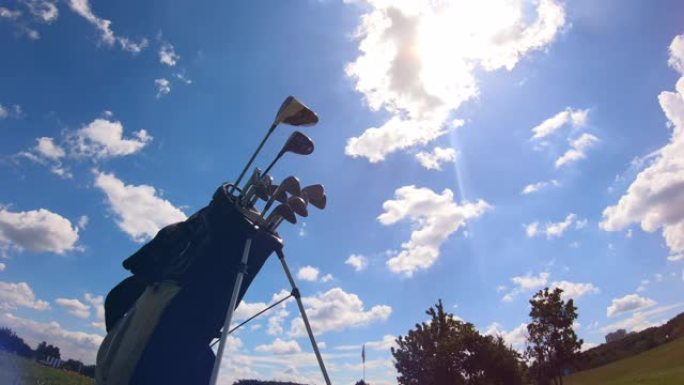 天空背景上有高尔夫球杆的包。