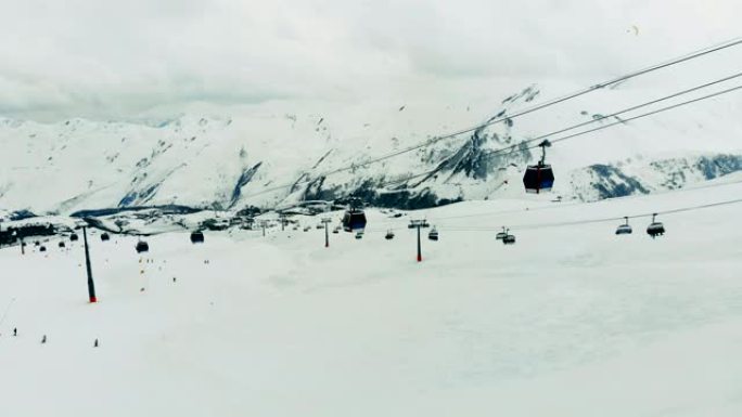 雪山上有小屋的索道。山里的滑雪缆车。