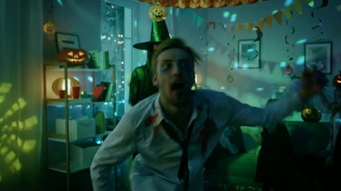 万圣节服装派对: 一群怪物在装饰有迪斯科灯光的房间里一个接一个地跳舞。脑死亡僵尸，吸血鬼德古拉，木乃