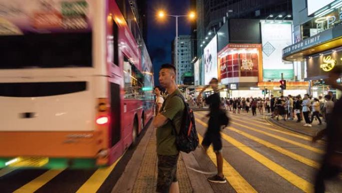 香港旺角人行横道上行人步行和交通车的时间流逝