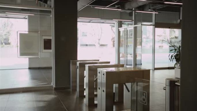 现代办公楼中带有旋转栅门的办公室入口。