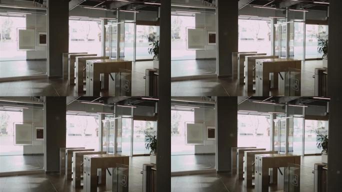 现代办公楼中带有旋转栅门的办公室入口。