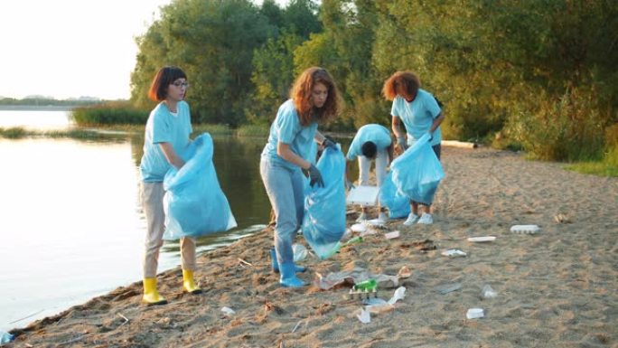 一群年轻人在河岸收集废物，从垃圾中清洁大自然