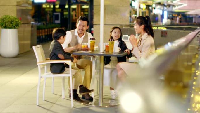 亚洲家庭在咖啡馆聊天放松