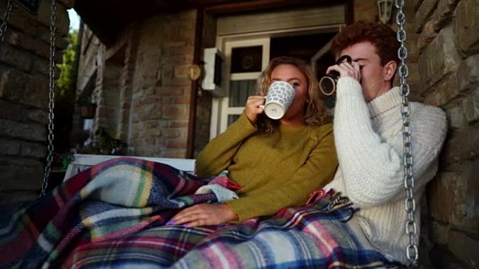 恋爱中的情侣享受早间咖啡