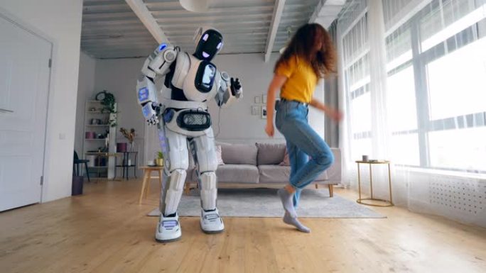 一个机器人跳舞，而一个女人跳进房间。半机械人与人类概念。
