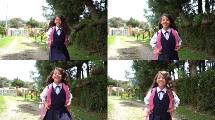 美丽的小女孩放学后笑着回家很开心