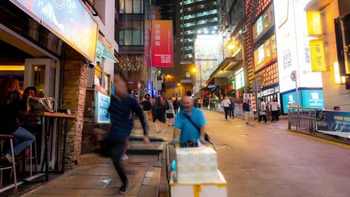 延时: 香港市区SoHo附近的兰桂坊行人拥挤夜生活