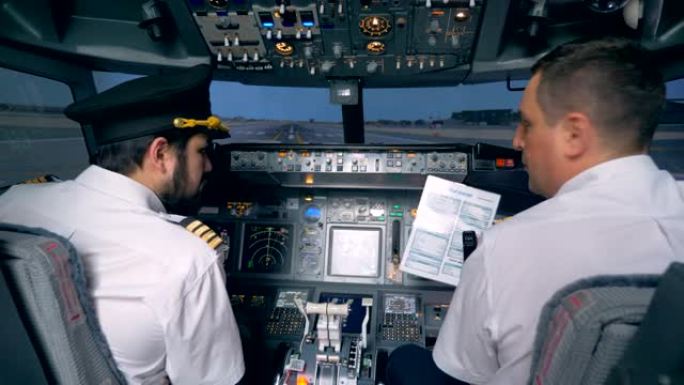 飞行员查看带有说明的纸张，后视图。