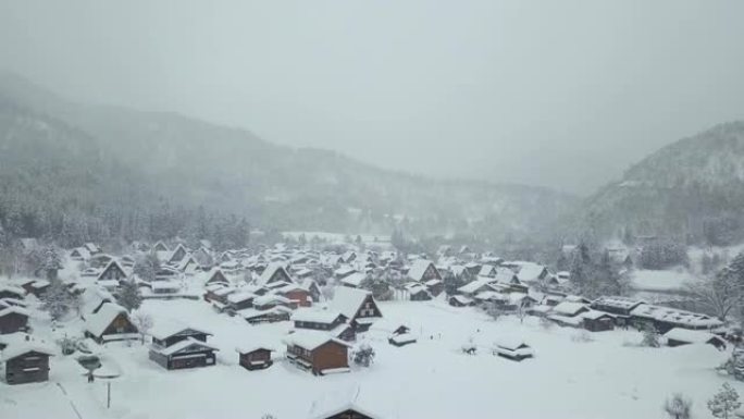 日本冬季，日本岐阜，石川县和富山县附近的雪中是白川县的传统茅草屋