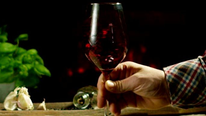 葡萄园的侍酒师以慢动作将意大利红酒倒入玻璃杯中