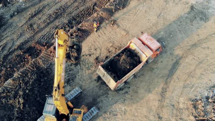 重工业设备工作。工业机器搬迁挖掘土壤的俯视图