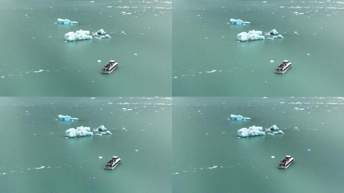 冰山附近的游客船 (阿根廷巴塔哥尼亚)。