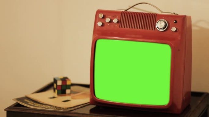 绿色屏幕的复古红色电视。
