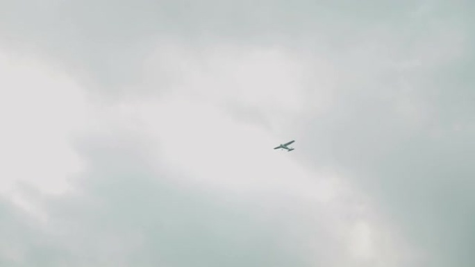 灰色的天空和一架小型喷气式飞机穿过它