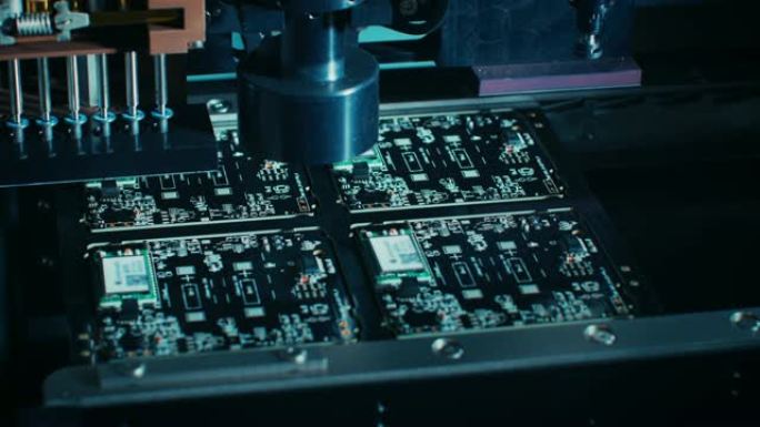 工厂装配线上印刷电路板的宏特写镜头，带有自动机械臂，用于将微处理器表面安装到主板上。