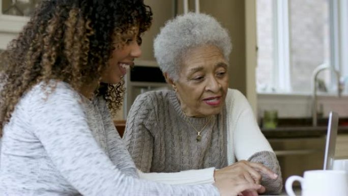 成年孙女帮助奶奶使用计算机