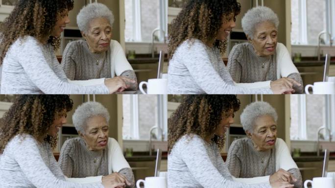 成年孙女帮助奶奶使用计算机