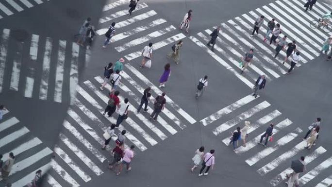 在日本东京的银座十字路口对行人的慢动作拍摄