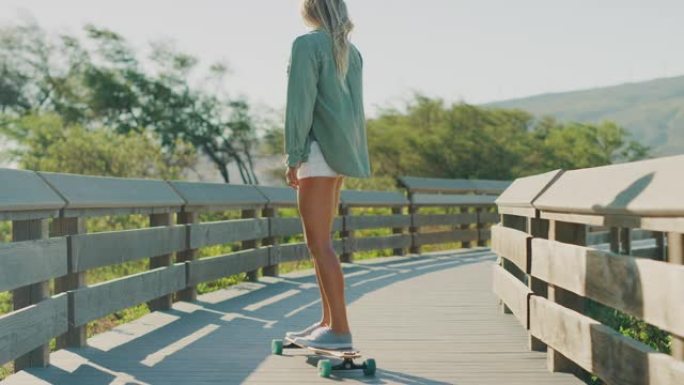 滑冰女孩在沿海木板路上巡游