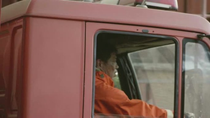 现实生活: 亚洲消防员驾驶救火车