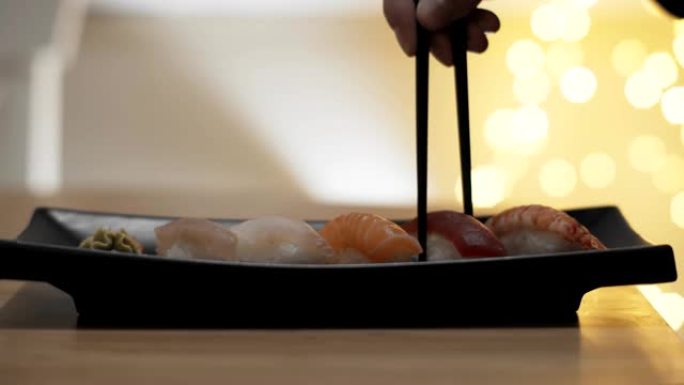用筷子吃寿司的特写镜头。