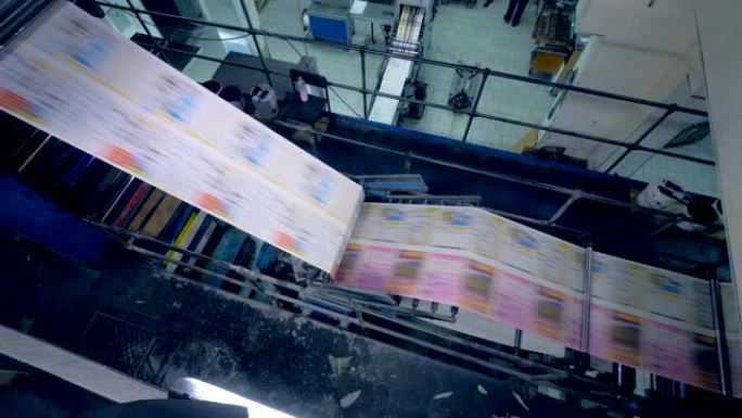 通过工业机器移动的新鲜印刷纸的俯视图