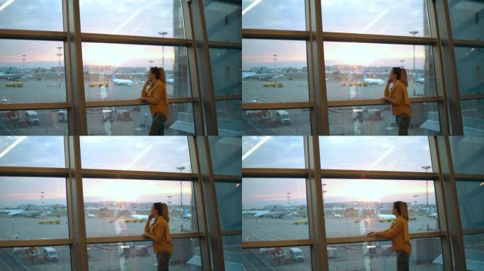一名妇女正来到机场窗口并观察现场