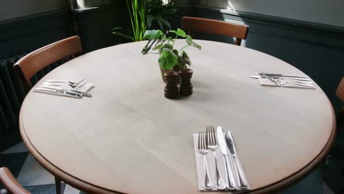 在空餐厅提供服务的桌子和椅子的特写