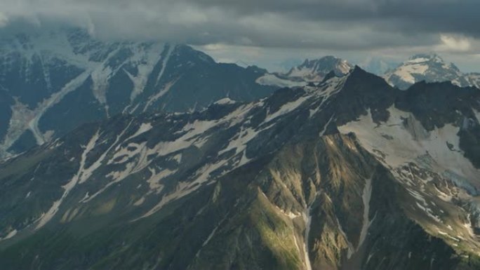 高加索山脉。东古兹奥伦巴什冰川山